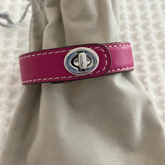 New Coach Leather Wrap Turnlock Bracelet Fuchsia/Magenta/Hot Pink - Picture 8 of 14
